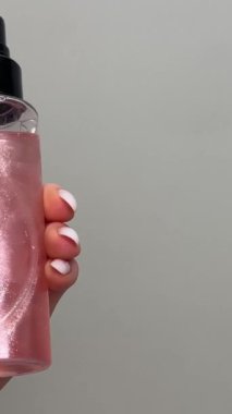 Beyaz Arkaplanda Beyaz Şişe İçinde Pembe Vücut Parıltısı Parıltısı. Yüksek kalite 4k görüntü