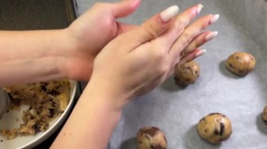 Ellerinde yoğurma, çikolatalı kurabiyelerle kurabiye, ev yapımı yemek pişirme, sağlıksız şeker ve kalori. Yüksek kalite 4k görüntü