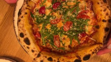 Eritilmiş Mozzarella peynirli Margherita Pizza. Taze Lezzetli Yemek. Organik Mutfak. Pizza Restoranı Yemeği. Pizza Margherita. İtalyan mutfağı. Napoli Margherita Pizzası. Yüksek kalite 4k