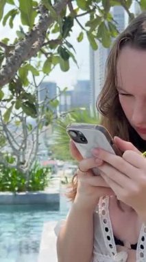 Kadın açık havada cep telefonu kullanıyor. Yüksek kalite 4k görüntü