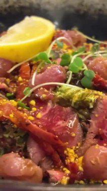 Roka ve parmesan peynirli biftek carpaccio. Yüksek kalite 4k görüntü