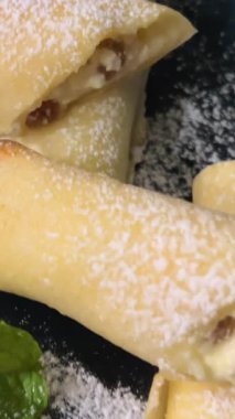 Nalysnyky, rulo krep, süzme çiftlik peynirli krep, Ukrayna mutfağı, geleneksel çeşit çeşit yemekler. Tatlı krepler doldurulmuş. Nane, süzme peynirli krep.