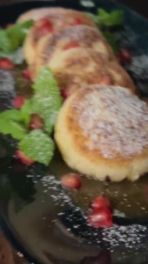 Sıcak, kalın kreplerin üzerinde erimiş tereyağı. Kalın Amerikan gözlemelerinden bir kule. 4k Slow motion video, 100fps. Yüksek kalite 4k görüntü