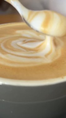 El köpük kahve kaşığı karıştırır, sağlığa dikkat eder. Dikkatli hazırlama kahvesi, sağlık durumu, hafif meşrubat, köpüklü bira. Sağlık bilinçli tercihler günlük yaşam sağlıklı yaşam tarzı taahhütleri