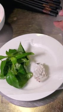 Geleneksel Vietnam usulü taze börek pişirme yöntemi. Taze börek, Vietnam 'da çok sevilen bir yemektir. Canlı lezzetleri, taze malzemeleri ve sanatsal malzemeleriyle ünlüdür.