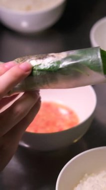 Geleneksel Vietnam usulü taze börek pişirme yöntemi. Taze börek, Vietnam 'da çok sevilen bir yemektir. Canlı lezzetleri, taze malzemeleri ve sanatsal malzemeleriyle ünlüdür.