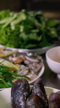 Geleneksel Vietnam usulü taze börek pişirme yöntemi. Taze börek, Vietnam 'da çok sevilen bir yemektir. Canlı lezzetleri, taze malzemeleri ve sanatsal malzemeleriyle ünlüdür.