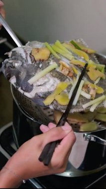 Asya usulü balık pişir pilavla buğulanmış balık ye, Chiangmai Tayland usulü. Yüksek kaliteli FullHD görüntüler