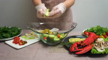 Sebzelerden lahana salatası hazırlıyorum. Sağlıklı yiyecekler ve vitamin salatası. salatalık ekle