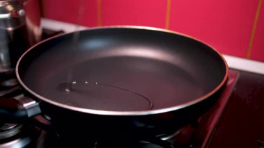 Kızartma tavasında eriyen tavaya yağ ekle. Bir küp tereyağı, tavada cızırdayan kahverengi tavada, pişirme hazırlığı. Yüksek kalite