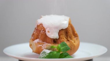 Üzerine pudra şekeri serpiştirin. Kremalı ahudududulu kek yapıyorum. Yüksek kalite 8K görüntü