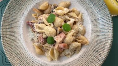 Ispanaklı ve peynirli makarna. Sağlıklı yiyecekler. Vejetaryen yemeği. Fesleğenli, somonlu, parmesanlı