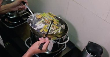 Asya usulü balık pişir pilavla buğulanmış balık ye, Chiangmai Tayland usulü. Yüksek kaliteli FullHD görüntüler