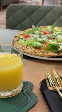 Pizza portakal suyu restoranı sunumu güzel öğle yemeği iki kişilik hafif makarna. Yüksek kalite 4k görüntü