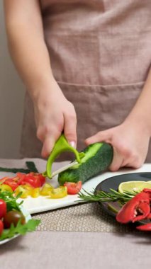 Sebzelerden lahana salatası hazırlıyorum. Sağlıklı yiyecekler ve vitamin salatası. salatalık ekle