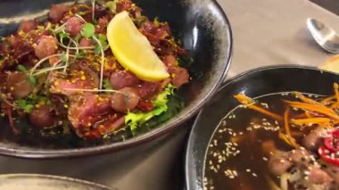 Ton balığı salatası, yeşil roka, avokado zoom yemeği. Yüksek kalite 4k görüntü