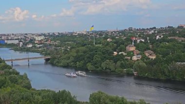  Güney Buh nehri manzarası ve bulutlu güzel gökyüzü, Vinnytsia, Ukrayna. Yüksek kalite 4k görüntü