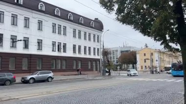 Yol Ukrayna Vinnitsa Caddesi Sobornaya 'dan geçen arabalardan oluşuyor. Yüksek kalite 4k görüntü