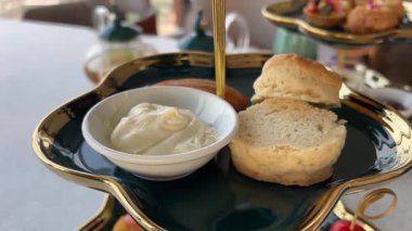 Pıhtılaşmış krema ve reçelle kaplı bir tabak çörek rahatlık ve hoşgörü çağrıştırıyor. ekmek mayonezi