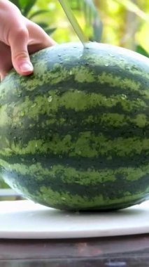 Olgun karpuzu basit arka planda tutarak tazeliği ve lezzeti vurgulamak. Yüksek kaliteli FullHD görüntüler