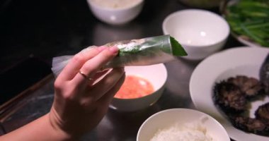 Mutfak konsepti, ev yapımı yemekler için hazırlama malzemeleri. Önlük giymiş, yemek pişiren genç bir kadın mutfak tezgahında sebzeli börek yapıyor. Ev yemeği ve gastronomi..