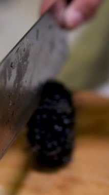 Şef bir balık lokantasında deniz kestanesi pişiriyor taze çiğ deniz ürünleri pişiriyor ve yakın plan 4.6K 'lık tabağa et koyuyor. Yüksek kaliteli FullHD görüntüler