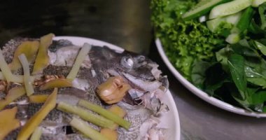 Vietnam Balığı. Vietnam levreği. Asya Big Snapper Pişirme Süreci. Asyalı Flatfish. Asya levrek balığı pişirmek. Yüksek kaliteli FullHD görüntüler