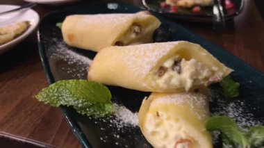  Taze çilekli krep yığını. Yüksek kalite 4k görüntü