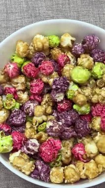 Bir sürü renkli patlamış mısır sinemanın tepesine düşüyor. Tatlı çocuklar şekerli mısır renkli bir film izliyor. Yüksek kalite 4k görüntü