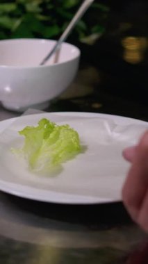 Mutfak konsepti, ev yapımı yemekler için hazırlama malzemeleri. Önlük giymiş, yemek pişiren genç bir kadın mutfak tezgahında sebzeli börek yapıyor. Ev yemeği ve gastronomi..