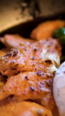 Füme somon, roka ve haşlanmış yumurtalı sandviç. Müşteriler yumurtayı bıçakla keserler, yumurta sarısı dışarı akar. Brunch konsepti. Yüksek kalite 4k görüntü