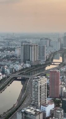 Pencere logosu Vietnam Ho Chi Minh restoranından Saigon manzaralı yüksek bir binada lüks bir restoran. Vietnam Ho Chi Minh 02.18.2025