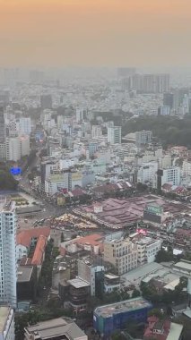 Pencere logosu Vietnam Ho Chi Minh restoranından Saigon manzaralı yüksek bir binada lüks bir restoran. Vietnam Ho Chi Minh 02.18.2025