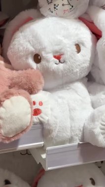 Satılık Sokak Pazarı 'nda renkli oyuncak ayılar sergilendi. Yüksek kalite 4k görüntü