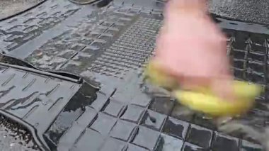 Halıyı suyla temizleyen bir adam ve durulama istasyonunda çamaşır bezi kullanan bir adam kiri temizleyen, zor lekeleri temizleyen bir adam. Yüksek kalite 4k