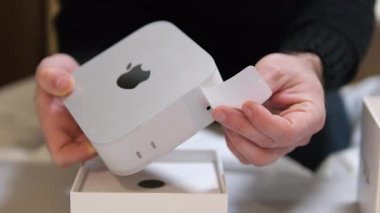 Popüler bir blogcunun kanalında Apple markasından yeni bir ürünü açıyor. POV erkeği, yeni Apple Bilgisayarları 'nın Mac Mini' sini M1 çipiyle açıyor. Polonya Varşova 03.05.2025