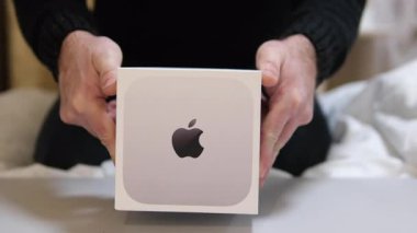 Popüler bir blogcunun kanalında Apple markasından yeni bir ürünü açıyor. POV erkeği, yeni Apple Bilgisayarları 'nın Mac Mini' sini M1 çipiyle açıyor. Polonya Varşova 03.05.2025