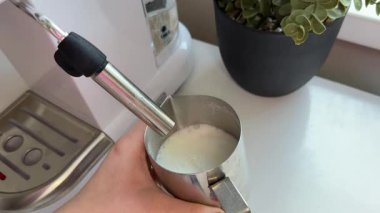 Kahve makinesinde kahve hazırlayan tanınmamış barmen, kapat. Dükkanda sıcak kahve yapma süreci. Adım adım videolar. Süt köpük yapar, kahve yapar, manikür yapar, kızlar.