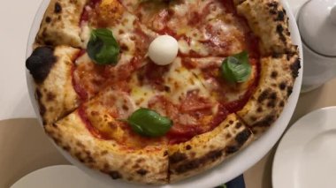 İtalyan pizzası mozzarella peyniri, fesleğen ve kiraz domatesli. Yüksek kalite 4k görüntü