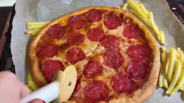 Pizza Yavaş Çekimde Pizza Kesiciyle Dilimlenir. Yüksek kalite 4k görüntü