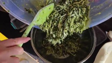 Ev sahibesi turta için dolguları karıştırıyor. Peynirli turta yapmak için peynirli ıspanak. Ispanaklı turta pişirme işlemini adım adım yoğur