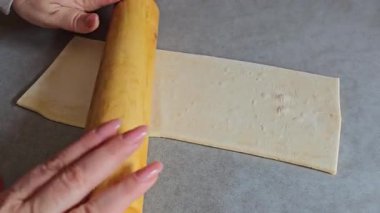 Hamuru ağır çekimde yuvarlıyor. dükkândan alınmış hamur.