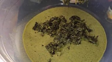 Ev sahibesi turta için dolguları karıştırıyor. Peynirli turta yapmak için peynirli ıspanak. yoğurt ıspanaklı turta