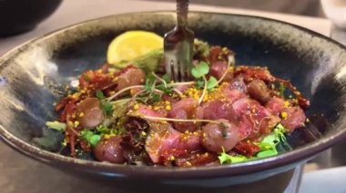 Konserve ton balığı salatası, domates, kuzu salatası, mısır salatası ve soğan, stok video 4K. Biftek ve barbekü üzümlü karışık salata.