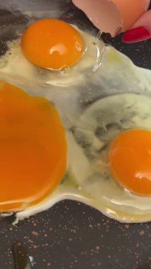 Tavada güneşli bir yumurta kızartırken çekilmiş yakın çekim videosu. Yemek pişirme, kahvaltı hazırlama, yumurta pişirme, aşçılık videosu. - Evet. Yüksek kalite 4k görüntü