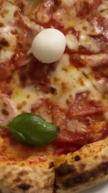 İtalyan pizzası mozzarella peyniri, fesleğen ve kiraz domatesli. Yüksek kalite 4k görüntü