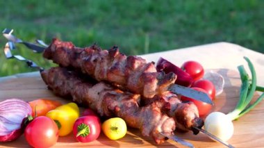 Kömür ızgarasında sebze kebabı ızgara, yakın görüş. Yüksek kalite 4k görüntü