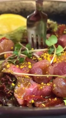 Konserve ton balığı salatası, domates, kuzu salatası, mısır salatası ve soğan, stok video 4K. Biftek ve barbekü üzümlü karışık salata.