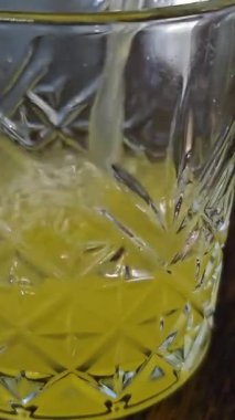 Evdeki masada bir bardağa portakal suyu dökülüyor. Yüksek kalite 4k görüntü