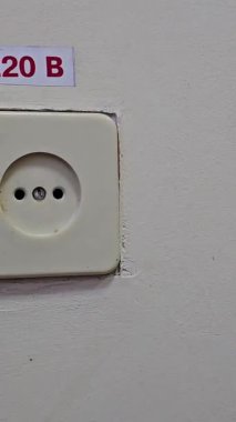 Duvardaki eski soket 220 volt. Yüksek kalite 4k görüntü